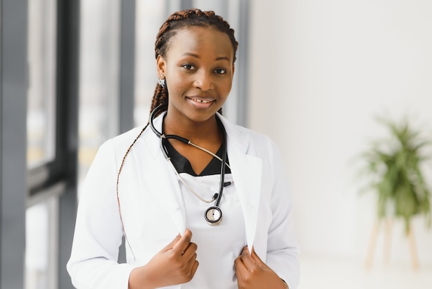 Portret żeński lekarz amerykański stojący w jej gabinecie w klinice