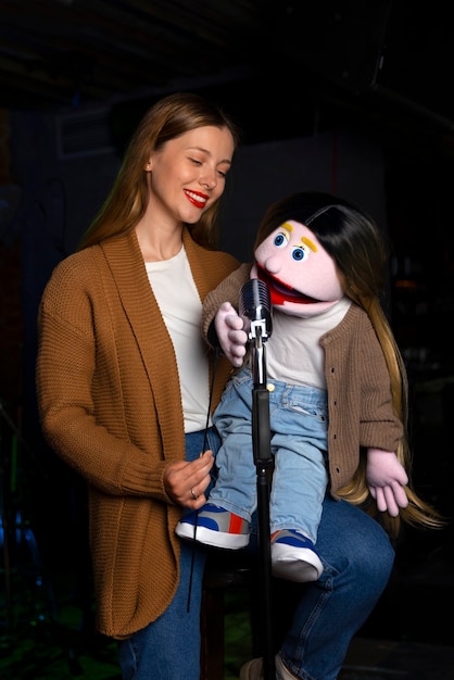 Zdjęcie portret żeńskiej brzuchomówcy podczas pokazu z marionetką