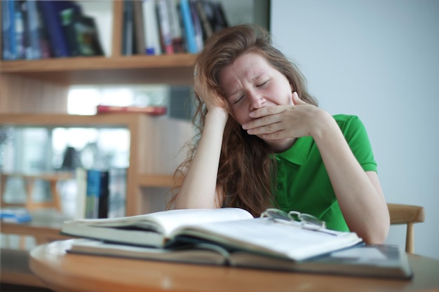 Portret Zmęczonej Przepracowanej Dziewczyny Wyczerpana Młoda Kobieta W Okularach Jest Studentem College'u Lub Uniwersytetu