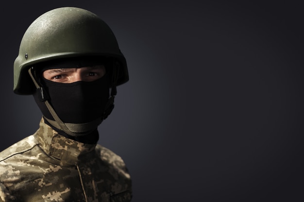 Portret żołnierz na ciemnym tle z przestrzenią dla teksta