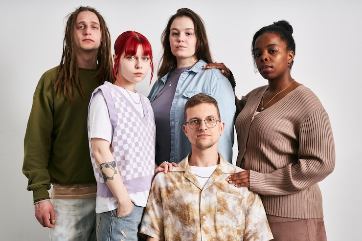 Zdjęcie portret zróżnicowanej grupy młodych dorosłych stojących razem