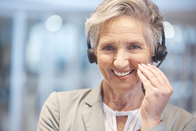 Portretowy uśmiech i starsza kobieta w call center w biurze z dumą z kariery obsługi klienta Telemarketing twarzy i szczęśliwa dumna i pewna siebie agentka sprzedaży lub profesjonalista z Kanady