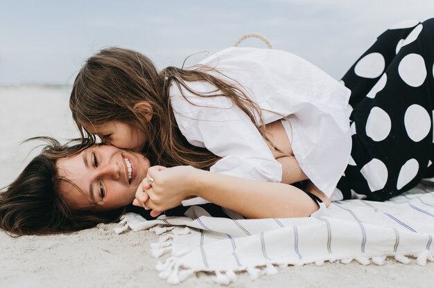 portrety mama i córka na plaży