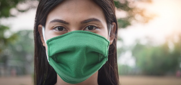 Zdjęcie portrety tajskich kobiet noszących maski, aby zapobiec infekcji wirusem covid.