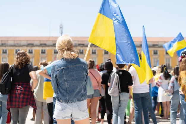 Portugalia Lizbona kwiecień 2022 Demonstracja na Commerce Square w obronie Ukrainy i przeciwko rosyjskiej agresji Protestujący przeciwko rosyjskiej wojnie Wiele osób z ukraińskimi flagami