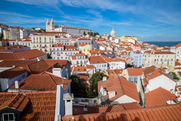 Portugalia Ulice Lizbony i panoramę miasta widziane z punktu widokowego Alfama