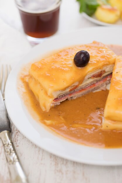 Portugalska kanapka francesinha na talerzu