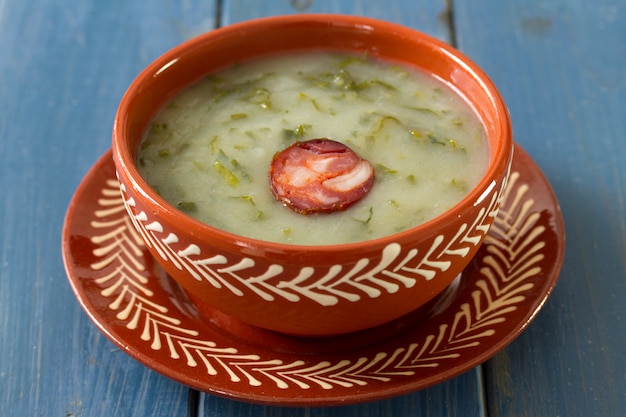 Zdjęcie portugalska zupa caldo verde w naczyniu ceramicznym