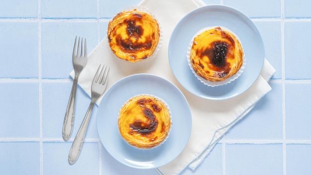 Portugalski deser Pastel de nata na niebieskiej płytce