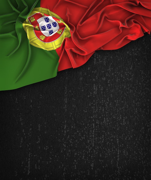 Zdjęcie portugalski flag vintage na chalkboard grunge czarna z miejsca na tekst