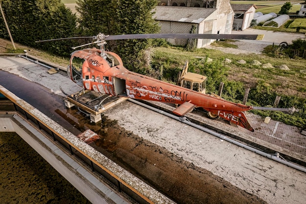 Zdjęcie porzucony i zdewastowany stary helikopter