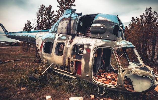 Porzucony zniszczony stary helikopter na lotnisku radzieckiej techniki wojskowej