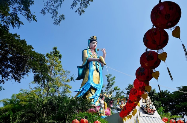 Posąg bodhisattwy Guanyin w Wat Chong Lom w Samutsakorn Tajlandia