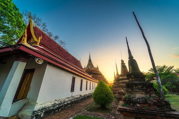 Posąg Buddy i Phra Chedi Luang w świątyni Język tajskiWat Ratchaburana to buddyjska świątynia miejsce publiczne Jest główną atrakcją turystyczną w Phitsanulok Tajlandia