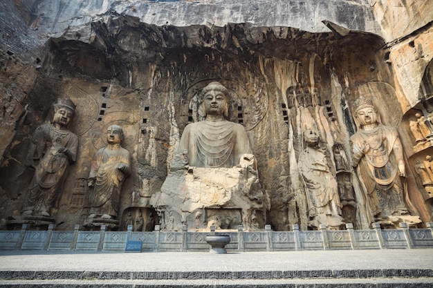 Posąg buddy Longmen jest arcydziełem buddyjskiej sztuki rzeźbiarskiej z czasów dynastii Tang w Chinach