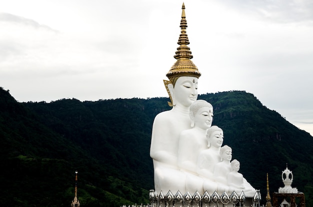 Zdjęcie posąg buddy pięciu w wat phra that pha kaew, prowincja petchabun, tajlandia