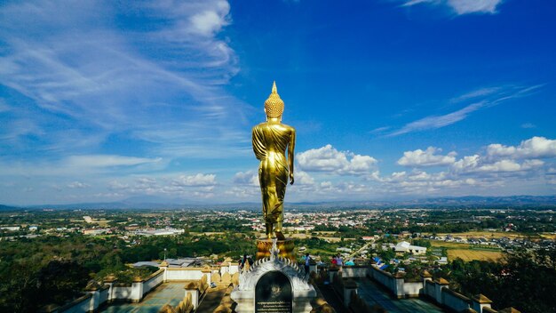 Zdjęcie posąg buddy stojący na górze wat phra that khao noi w nan tajlandia złoty budda