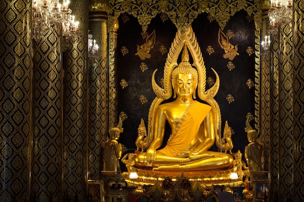 Posąg Buddy w świątyni Wat Phra Sri Rattana Mahathat Amphoe Mueang Phitsanulok Phitsanulok Tajlandia