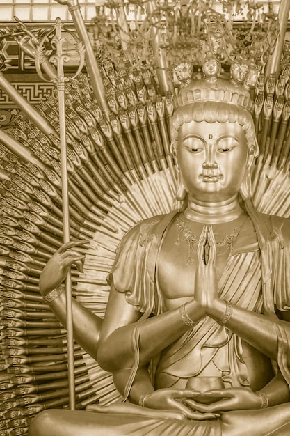 Posąg Buddy w świątyni