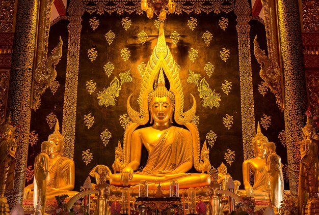 Posąg Buddy W Wat Phra Tej świątyni Suthon Mongkol Khiri W Phrae W Tajlandii.