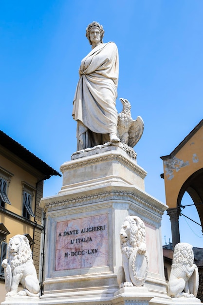 Posąg Dante Alighieri we Florencji Toskania region Włochy z niesamowitym niebieskim tle nieba