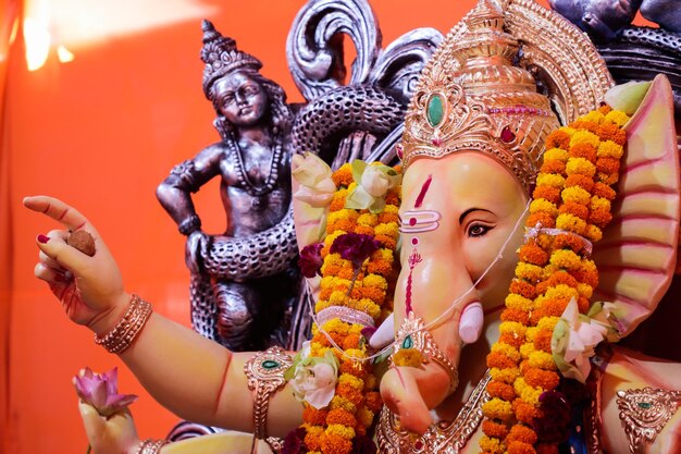 Zdjęcie posąg ganesha podczas ganesh chaturthi idol hinduskiego boga