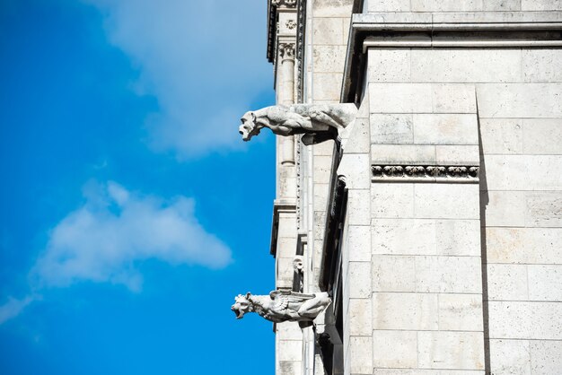 Posąg gargulca na Bazylice Coeur Sacre na Montmartre w Paryżu