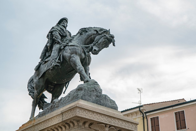 Posąg Garibaldiego z detalami konia w Rovigo we Włoszech