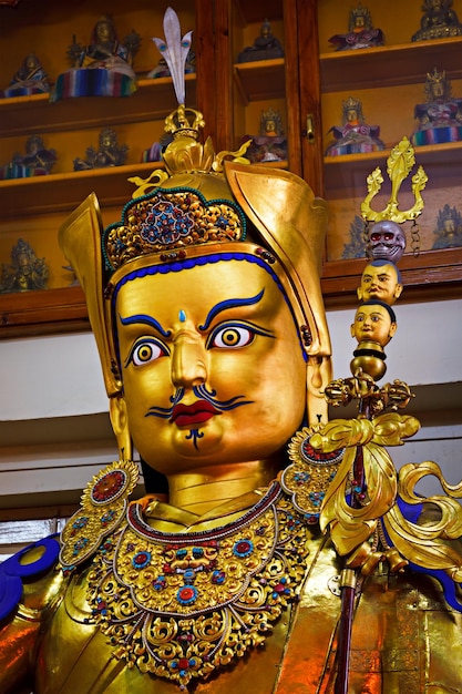 Zdjęcie posąg guru padmasambhawy