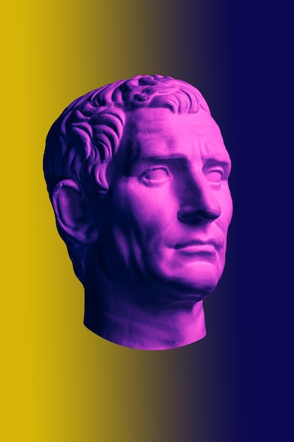 Posąg Guy Julius Caesar Oktawian August. Kreatywna koncepcja kolorowy neonowy obraz ze starożytną rzymską rzeźbą głowy Guy Julius Caesar. Webpunk, vaporwave i surrealistyczny styl artystyczny. Fioletowy, niebieski, żółty.