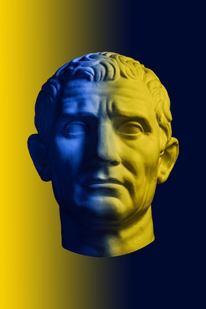 Posąg Guy Julius Caesar Oktawian August. Kreatywna koncepcja kolorowy neonowy obraz ze starożytną rzymską rzeźbą Guy Julius Caesar Octavian Augustus head. Cyberpunk, vaporwave i surrealistyczny styl artystyczny.