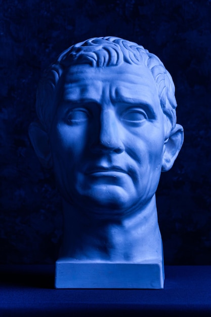 Posąg Guy Julius Caesar Oktawian August. Kreatywna koncepcja kolorowy neonowy obraz ze starożytną rzymską rzeźbą Guy Julius Caesar Octavian Augustus head. Cyberpunk, vaporwave i surrealistyczny styl artystyczny.