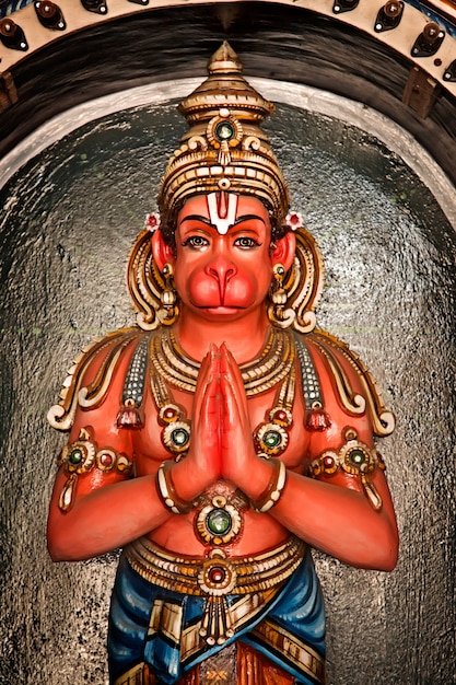 Posąg Hanumana w świątyni hinduskiej. Świątynia Sri Ranganathaswamy. Tiru