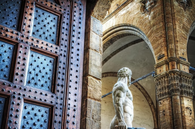 Zdjęcie posąg herkulesa na piazza della signoria widziany z wnętrza palazzo vecchio włochy