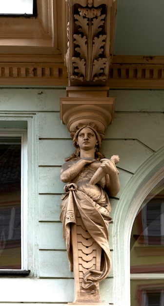 Posąg kobiety na budynku