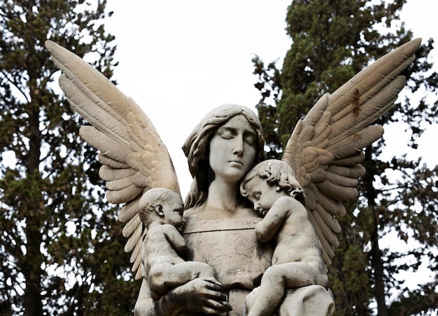 Posąg kobiety ze skrzydłami i dzieckiem.