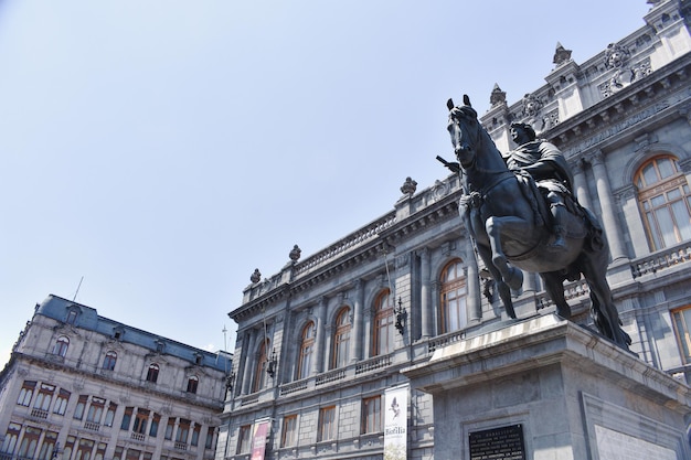 Posąg konia i budynku