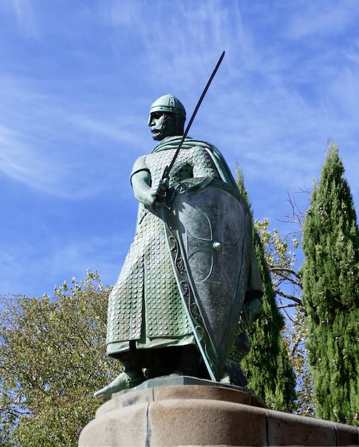 Posąg króla Afonso Henriquesa założyciela Portugalii Guimaraes