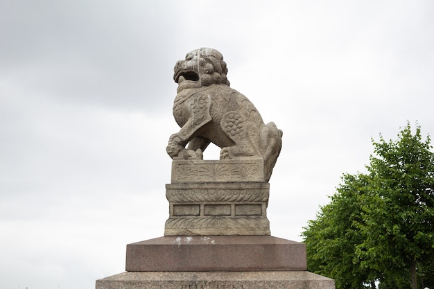 Zdjęcie posąg lwa shih tzu na nabrzeżu petrovskaya - sankt petersburg, rosja, sierpień 2020 r.