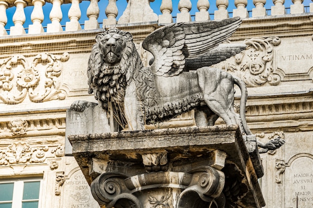 Posąg lwa Świętego Marka, symbol Republiki Weneckiej, na Piazza delle Erbe w Weronie, Włochy