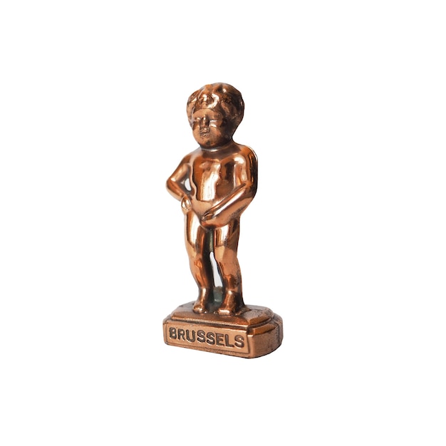 Zdjęcie posąg manneken pis odizolowany na białym tle symbol brukseli miniaturowa figurka z brązu przedstawiająca nagiego chłopca oddającego mocz do basenu metalowa pamiątka sikanie dziecka izolowanie