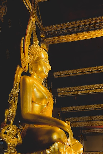 Posąg mężczyzny z mieczem na głowie siedzi w świątyni.