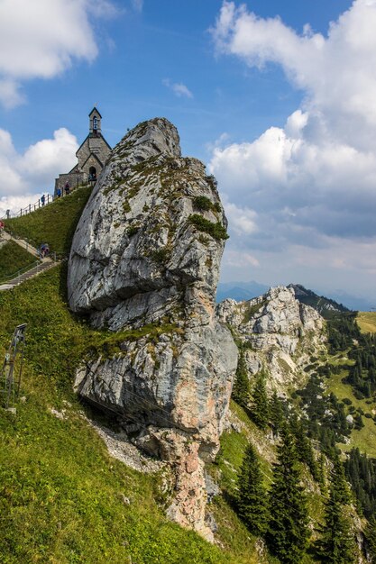 Posąg na klifie na tle nieba