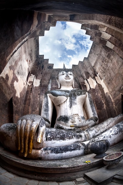 Posąg olbrzymiego Buddy w Tajlandii