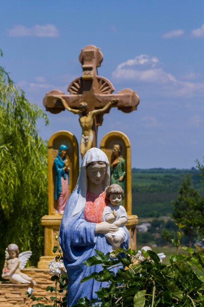 Zdjęcie posąg rzeźb na tle nieba