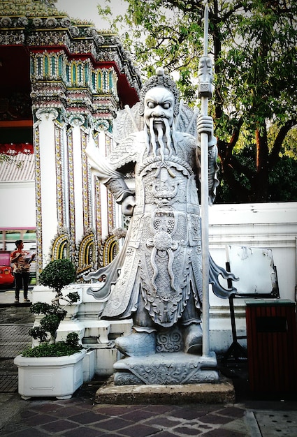 Zdjęcie posąg strażnika w świątyni