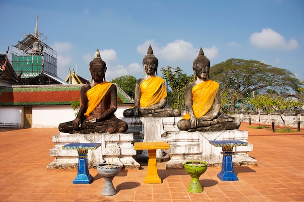 Posąg trzech Buddy Brother obok ubosot i Chedi świątyni Wat Phra Borommathat Chaiya w dzielnicy Chaiya w Surat Thani Tajlandia