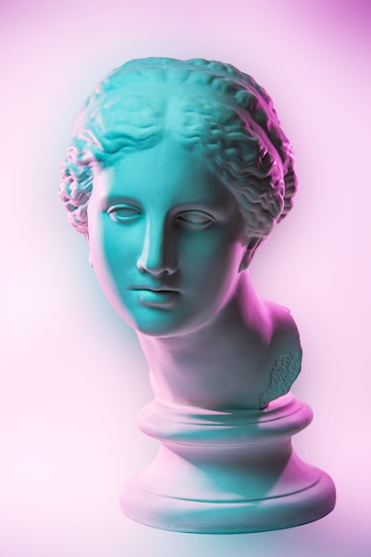 Posąg Wenus z Milo. Kreatywna koncepcja kolorowy neonowy obraz ze starożytną grecką rzeźbą Wenus lub głową Afrodyty. Webpunk, vaporwave i surrealistyczny styl artystyczny. Różowe i zielone efekty bichromii.