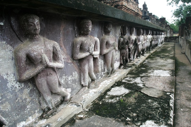 Posągi Buddy są bardzo pięknie ułożone.