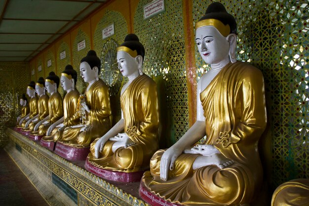 Posągi Buddy w rzędzie w świątyni